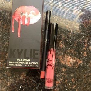 Kylie Cosmetics Snow Way Bae Lip Kit